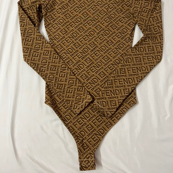 SKIMS x FENDI Mock Neck Long Sleeve Bodysuit Brown med - Picture 2 of 3